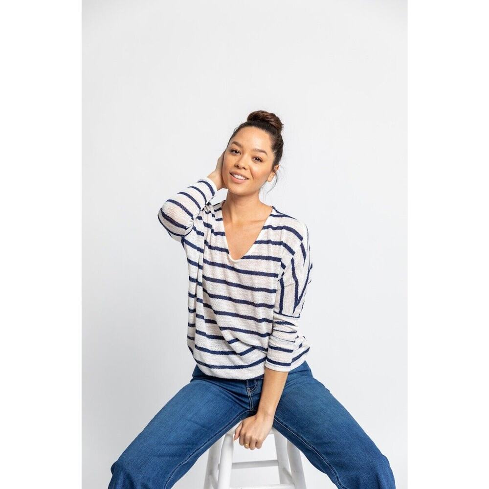 ENTI GLAMOUR Los Angeles Boutique Striped White Blue Open Knit V Neck Sweater M